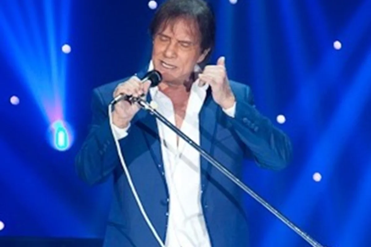 Roberto Carlos é clicado durante um de seus shows Roberto Carlos é clicado durante um de seus shows