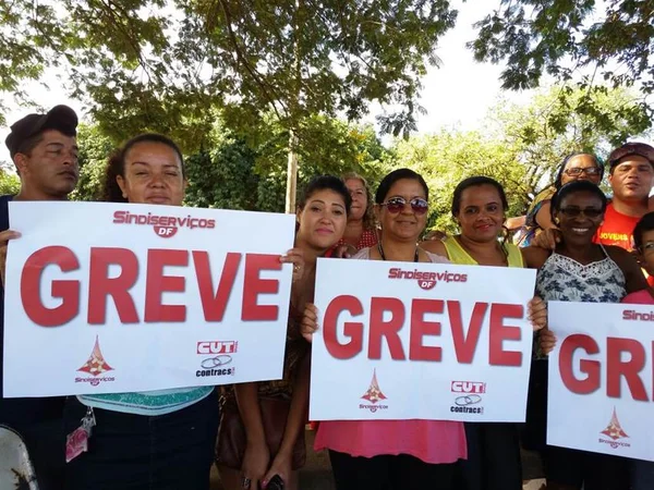 Terceirizados de escolas e hospitais da rede pública entram em greve