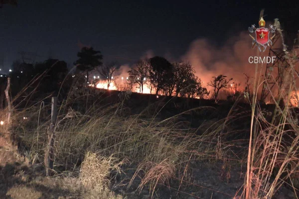 DF: incêndio florestal causa explosões em rede elétrica de alta tensão