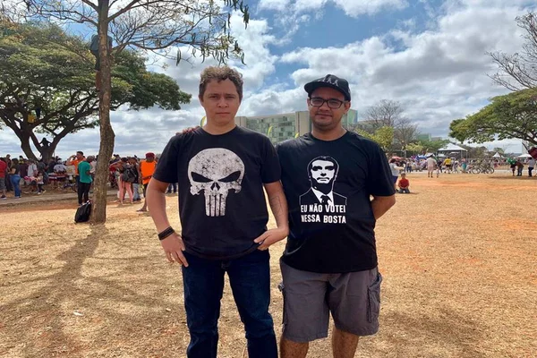 Em protesto, pessoas vão de preto ao desfile do 7 de Setembro