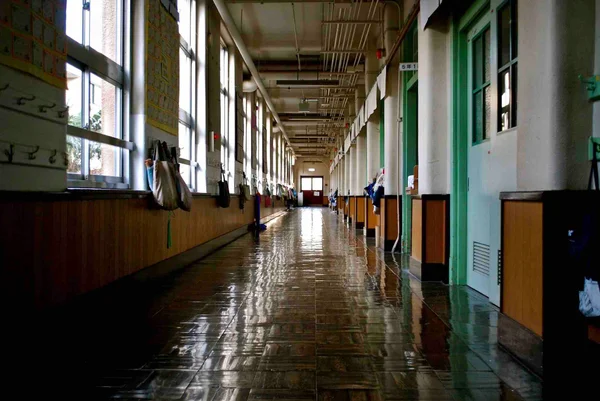 Bandidos roubam materiais de informática de escola pública