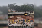 Segundo a Defesa Civil, 3 imóveis próximos foram interditados e passarão por uma nova avaliação técnica neste domingo (16/8) Segundo a Defesa Civil, 3 imóveis próximos foram interditados e passarão por uma nova avaliação técnica neste domingo (16/8)