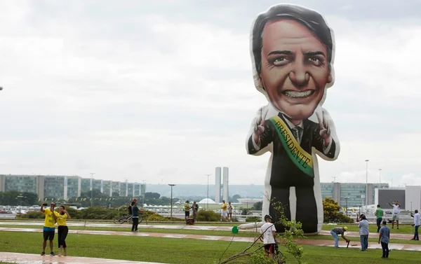 Posse de Bolsonaro: apoiadores começam a se concentrar na Esplanada