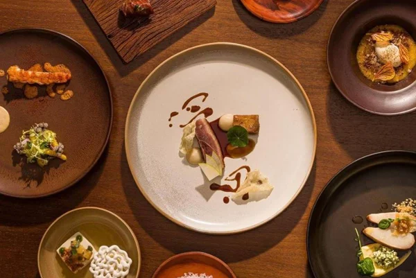 varios pratos com comidas em pequenas porções