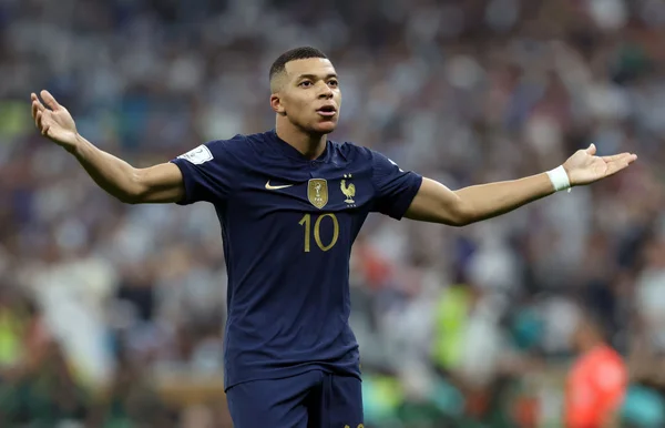 Kylian Mbappé de braços abertos