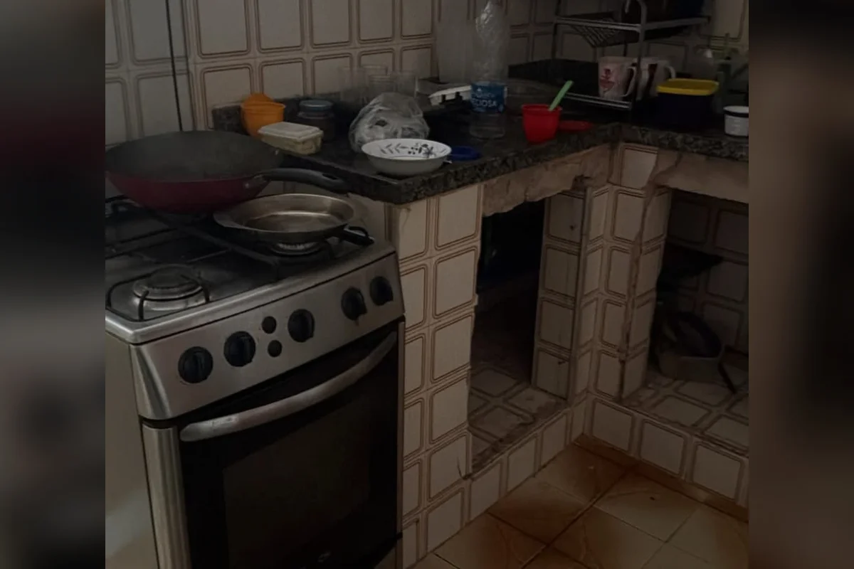 Os policiais encontraram o local em condições precárias de higiene e sem alimentos Os policiais encontraram o local em condições precárias de higiene e sem alimentos