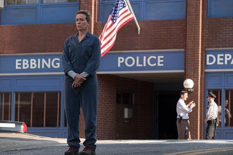 <b>MELHOR ATRIZ</b><br/>
<b>Vai ganhar</b>: Frances McDormand (Três Anúncios para um Crime)<br/>
<b>Deveria ganhar</b>: Sally Hawkins (A Forma da Água)<br/>
Frances (foto) tem tudo para levar seu segundo Oscar – o primeiro foi por Fargo, há 20 anos: interpreta uma mulher independente que busca respostas para o assassinato da filha em uma cidade do Meio-Oeste americano. Mas premiar Sally Hawkins seria consagrar a performance intimista e dócil vista em A Forma da Água, filme no qual ela vive uma faxineira muda que se apaixona por uma criatura aquática durante a Guerra Fria. A inglesa só tem uma indicação prévia – Melhor Coadjuvante, por Blue Jasmine <b>MELHOR ATRIZ</b><br/>
<b>Vai ganhar</b>: Frances McDormand (Três Anúncios para um Crime)<br/>
<b>Deveria ganhar</b>: Sally Hawkins (A Forma da Água)<br/>
Frances (foto) tem tudo para levar seu segundo Oscar – o primeiro foi por Fargo, há 20 anos: interpreta uma mulher independente que busca respostas para o assassinato da filha em uma cidade do Meio-Oeste americano. Mas premiar Sally Hawkins seria consagrar a performance intimista e dócil vista em A Forma da Água, filme no qual ela vive uma faxineira muda que se apaixona por uma criatura aquática durante a Guerra Fria. A inglesa só tem uma indicação prévia – Melhor Coadjuvante, por Blue Jasmine