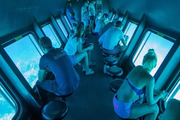 Imagem colorida de interior de submarino - Metrópoles