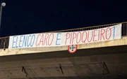 Torcida do Cruzeiro faz protesto no Mineirão após eliminação em clássico - imagem 3 Torcida do Cruzeiro faz protesto no Mineirão após eliminação em clássico - imagem 3