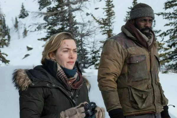 Imagem colorida do filme Depois Daquela Montanha mostra homem e mulher na neve - Metrópoles