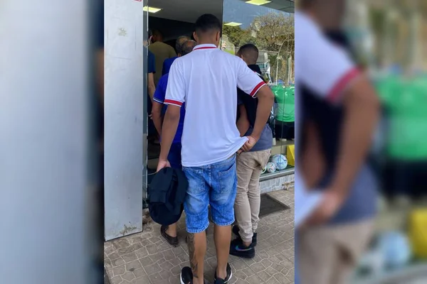 Torcedores fazem fila para garantir ingresso para o Cruzeiro