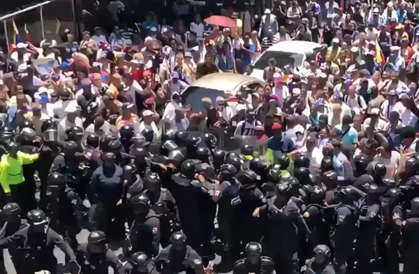 Venezuela: manifestantes voltam às ruas por salários e polícia reprime