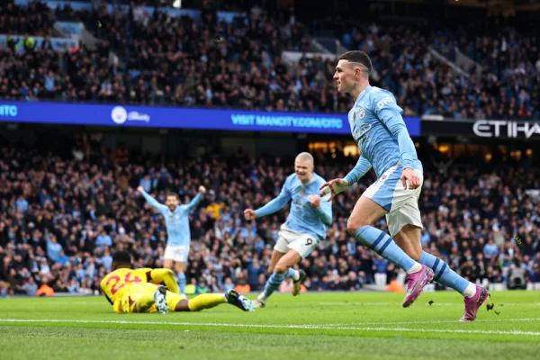 Foden decide, City vira sobre o United e segue na caça ao Liverpool
