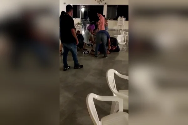 pessoas brigando