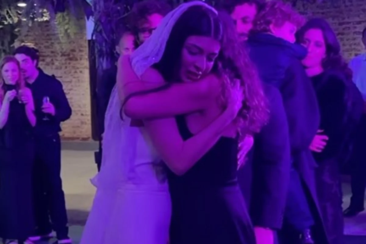 Ema abraça Lua Blanco no dia de seu casamento Ema abraça Lua Blanco no dia de seu casamento