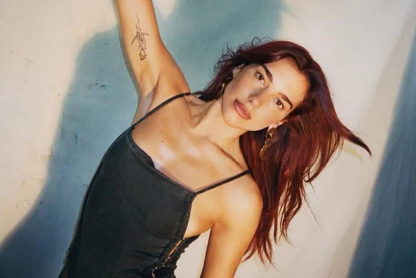 Foto colorida de Dua Lipa - Metrópoles