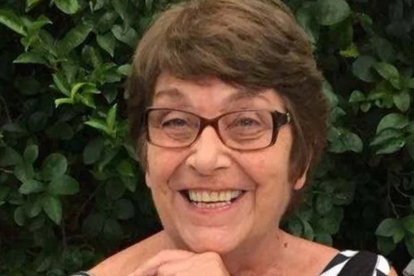 Foto colorida da escritora e poeta Glenda Meyer