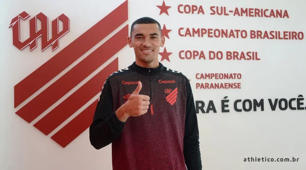 Goleiro Santos renova com o Athletico até o fim de 2023