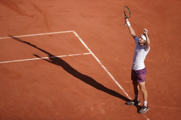 Em grande jogo, Tsitsipas bate Zverev e vai à final de Roland Garros