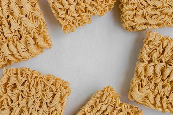 Aprenda três receitas para sofisticar seu macarrão instantâneo