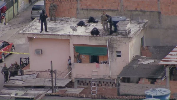 Idosa é mantida refém por filho