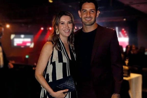 Alexandre Pato e Rebeca Abravanel posam sorridentes - Metrópoles