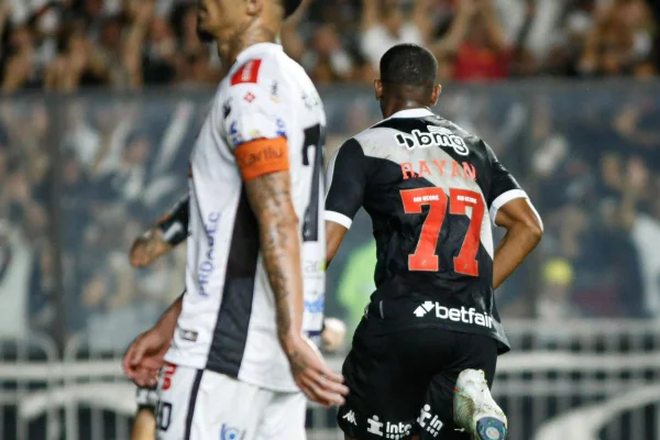 Imagem colorida de Rayan jogador do vasco comemorando gol - metrópoles