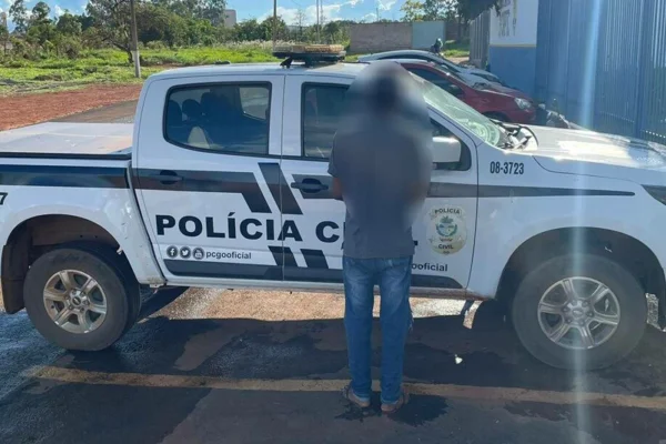 Cama, mesa e banho: ladrão é preso ao roubar casa de vereadora de GO