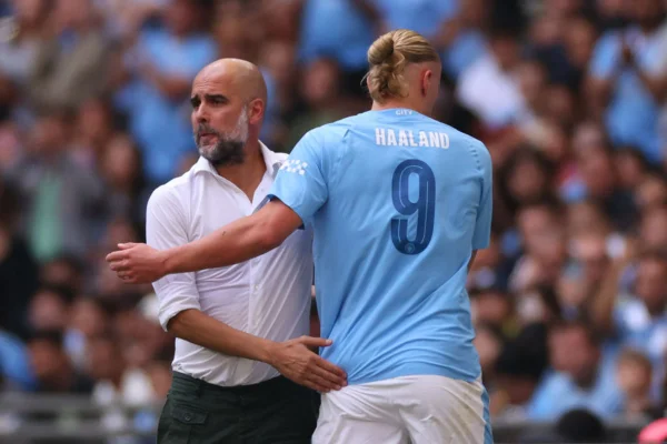 Imagem de Haaland cumprimentando Guardiola - Metrópoles