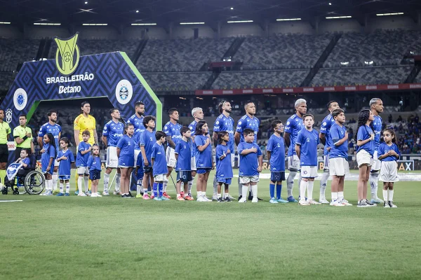 Imagem colorida dos jogadores do Cruzeiro - Metrópoles