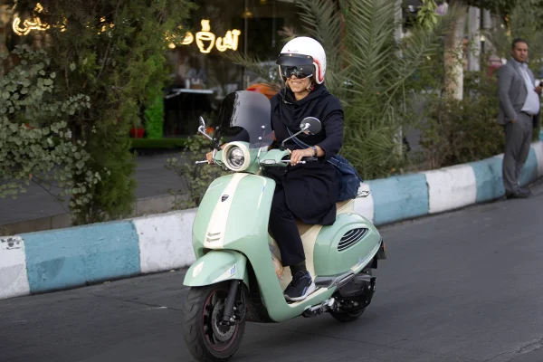 mullheres no irã pilotam motos proibido teerã - metrópoles
