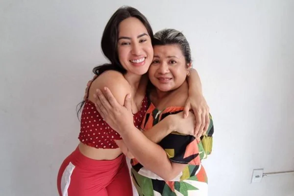 Imagem colorida de Isabelle Nogueira e a mãe, Jaque Nogueira - Metrópoles