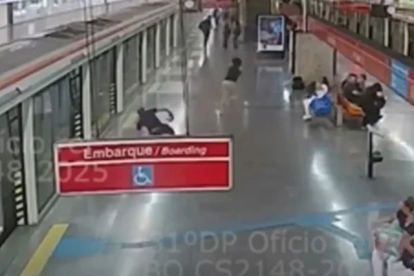 Imagem mostra briga em plataforma do metrô - Metrópoles