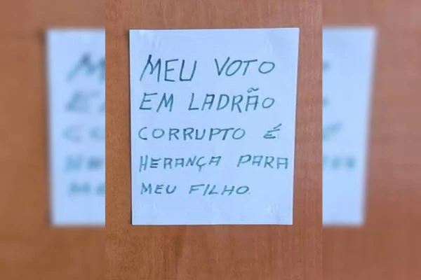 Folha de papel colada em porta de apartamento