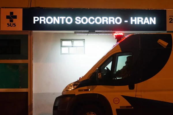 funcionarios da saude em atendimento a pacientes no hospital hran coronavirus