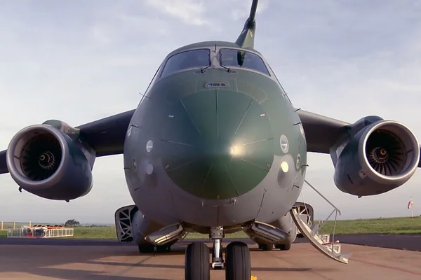 Avião militar da Embraer sai da pista durante teste em São Paulo