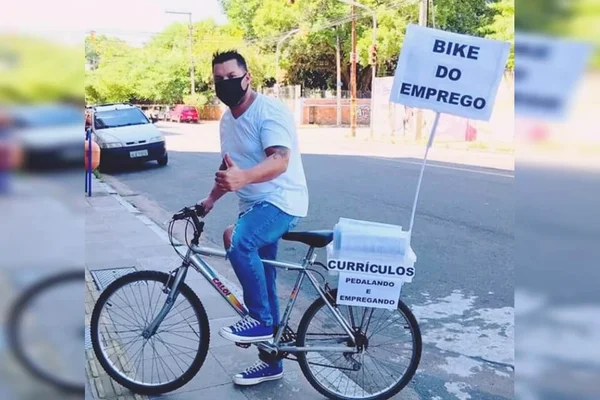 Homem recolhe currículos na periferia e distribui para empresas