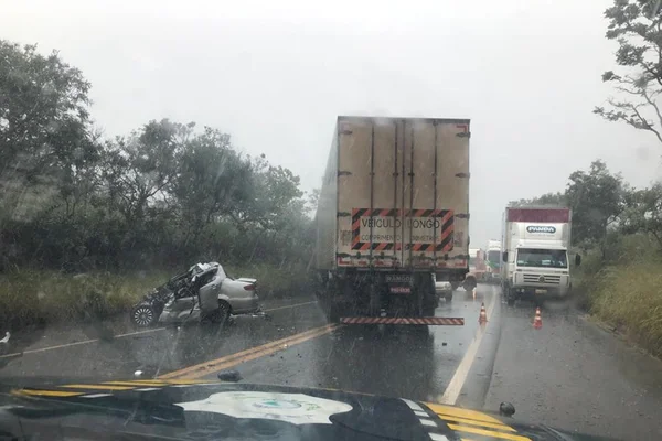 Três pessoas morreram em um grave acidente na BR-020, na altura de Formosa, no Entorno do Distrito Federal. A colisão aconteceu na tarde desta terça-feira (21/04) e envolveu uma carreta e um carro de passeio.