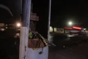 Criminosos furtaram os cabos do poste de iluminação, na 715 Sul