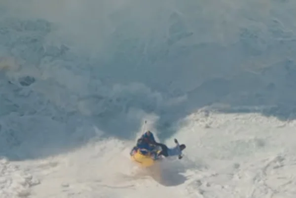 Vídeo: surfista e piloto de resgate são engolidos por onda gigante