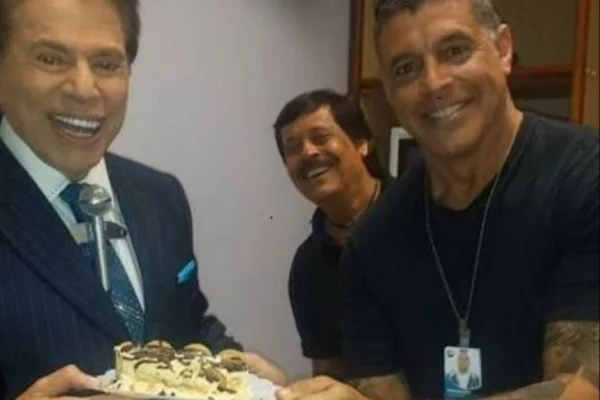 Alexandre Frota ganhou bolo e parabéns de Silvio Santos - Metrópoles