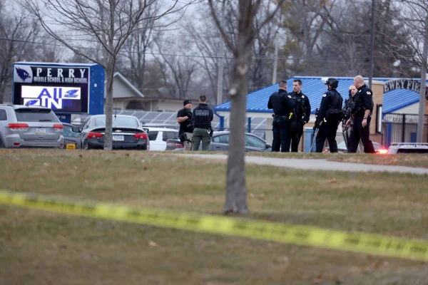 imagem colorida mostra policiais em frente a escola de iowa eua após tiroteio - Metrópoles