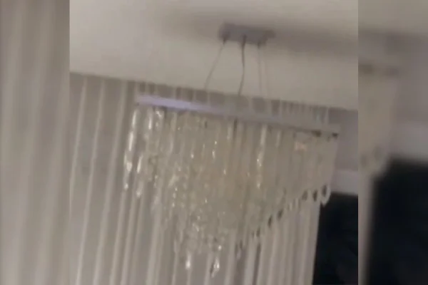 Vídeos mostram luminárias balançando em SP com reflexo de terremoto