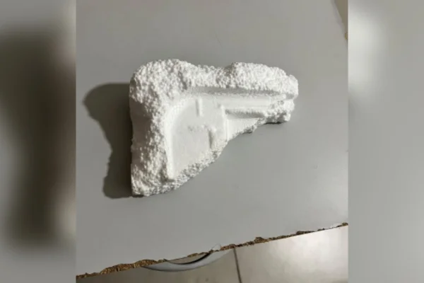 Homem usa pedaço de isopor para simular arma, tenta roubar carro em posto e acaba preso em João Pinheiro