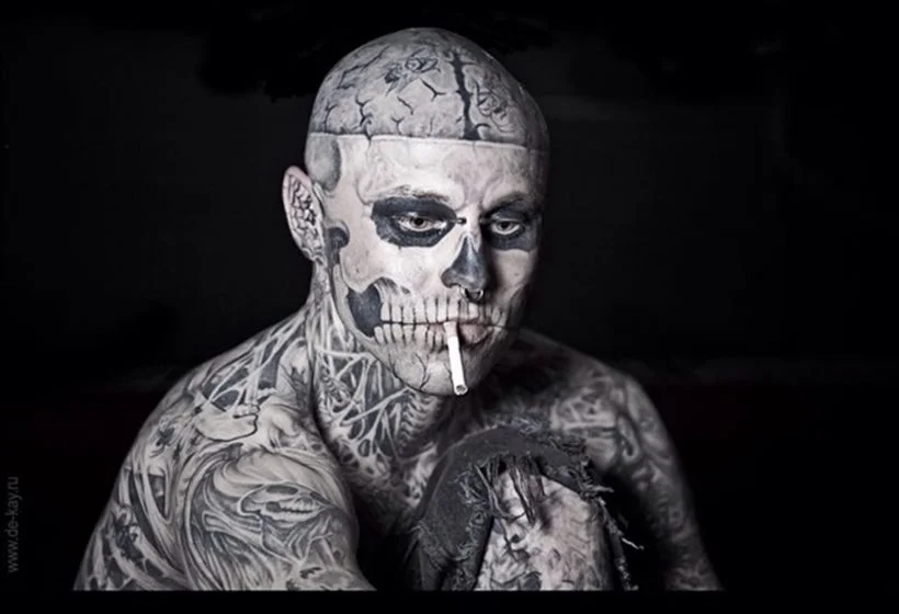 E detinha recordes por conta de seu corpo tatuado E detinha recordes por conta de seu corpo tatuado