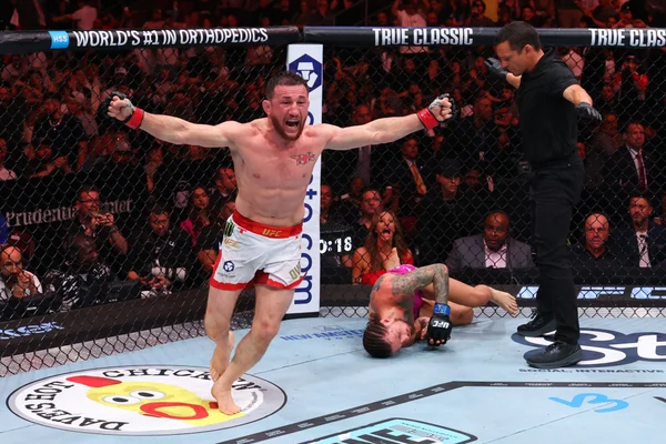 Foto colorida da vitória de Dvalishvili contra O'Malley no UFC 316 - Metrópoles