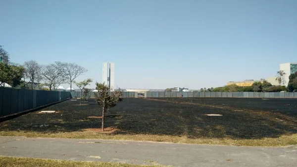 Fogo na Esplanada. Bombeiros combatem incêndio em frente ao Congresso