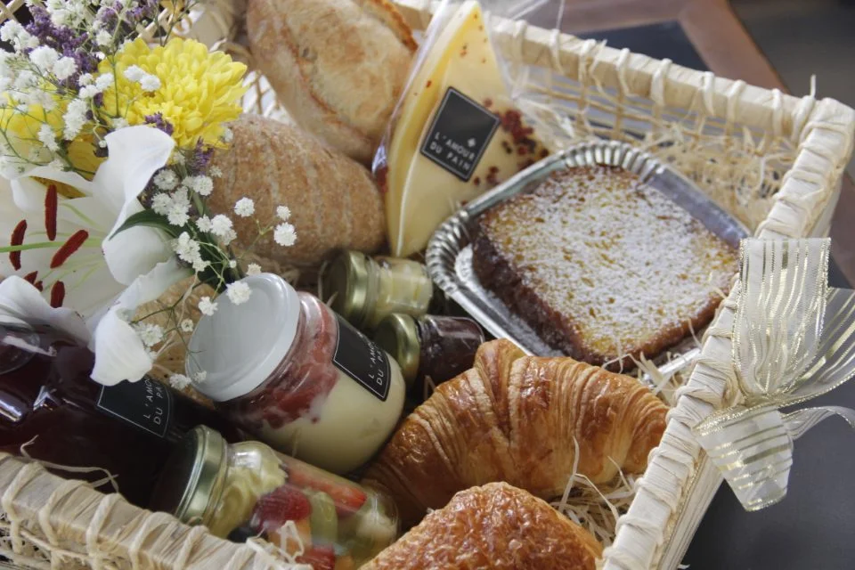 O carro-chefe do delivery da padaria e confeitaria L'Amour do Pain é o romântico café da manhã francês: a cesta (R$ 165) chega com croissant, pain au chocolat, panacota com calda de morango, rabanada de brioche, dois mini pães, uma fatia de queijo Gruyère, manteiga e geleia de morango caseiras, salada de frutas e uma bebida à escolha entre chá gelado de frutas vermelhas ou chocolate quente. Encomendas pelo telefone (61) 98654-1824 O carro-chefe do delivery da padaria e confeitaria L'Amour do Pain é o romântico café da manhã francês: a cesta (R$ 165) chega com croissant, pain au chocolat, panacota com calda de morango, rabanada de brioche, dois mini pães, uma fatia de queijo Gruyère, manteiga e geleia de morango caseiras, salada de frutas e uma bebida à escolha entre chá gelado de frutas vermelhas ou chocolate quente. Encomendas pelo telefone (61) 98654-1824