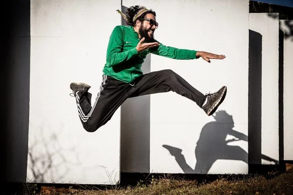 Dillo solta acordes de guitarra para tirar Brasília do coma musical