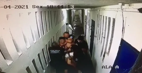 Homem sendo espancado